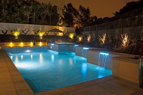 Đèn chiếu sáng bể bơi đẹp lung linh cho không gian bơi hoàn hảo