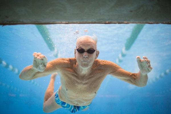 Đi bơi có tốt cho người bị cao huyết áp hay không?