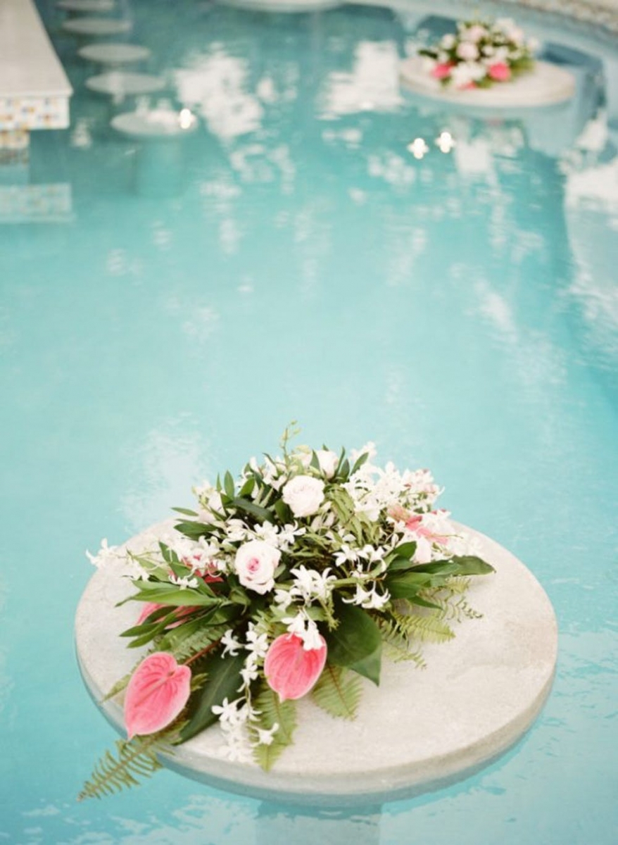 9 cách trang trí cho tiệc cưới cạnh bể bơi đẹp đến ngộp thở