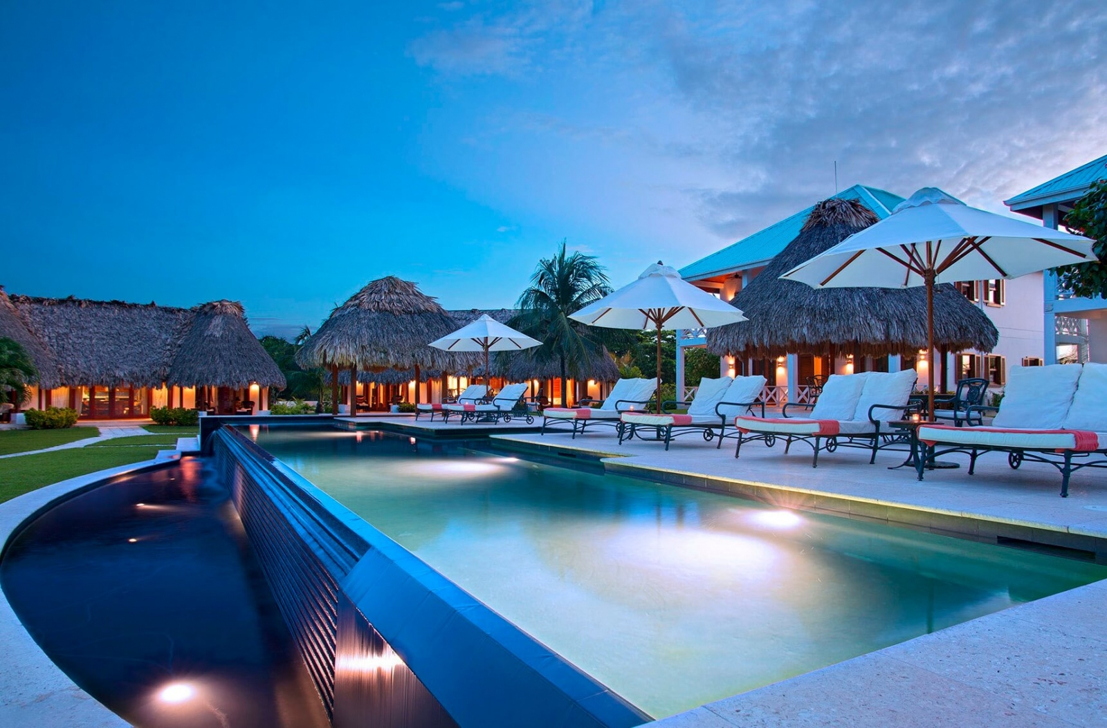 Đẹp lung linh với hệ thống đèn hồ bơi