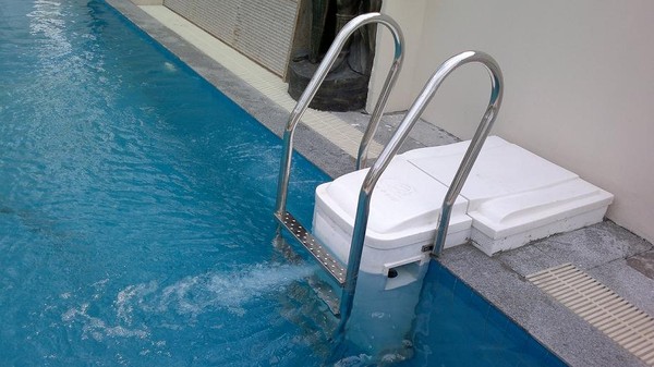 Đảm bảo vệ sinh hồ bơi cần lắp đặt những gì ?