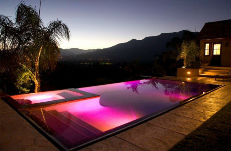 Đèn led đẹp xinh dùng trong trang trí hồ bơi