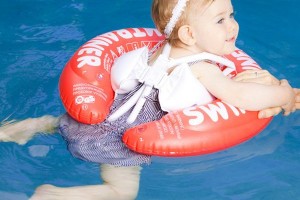 Cẩm nang cho bố mẹ khi tập bơi cho trẻ sơ sinh