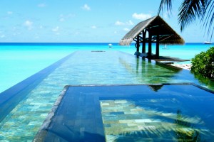 Vẻ đẹp bất tận của hồ bơi vô cực Maldives